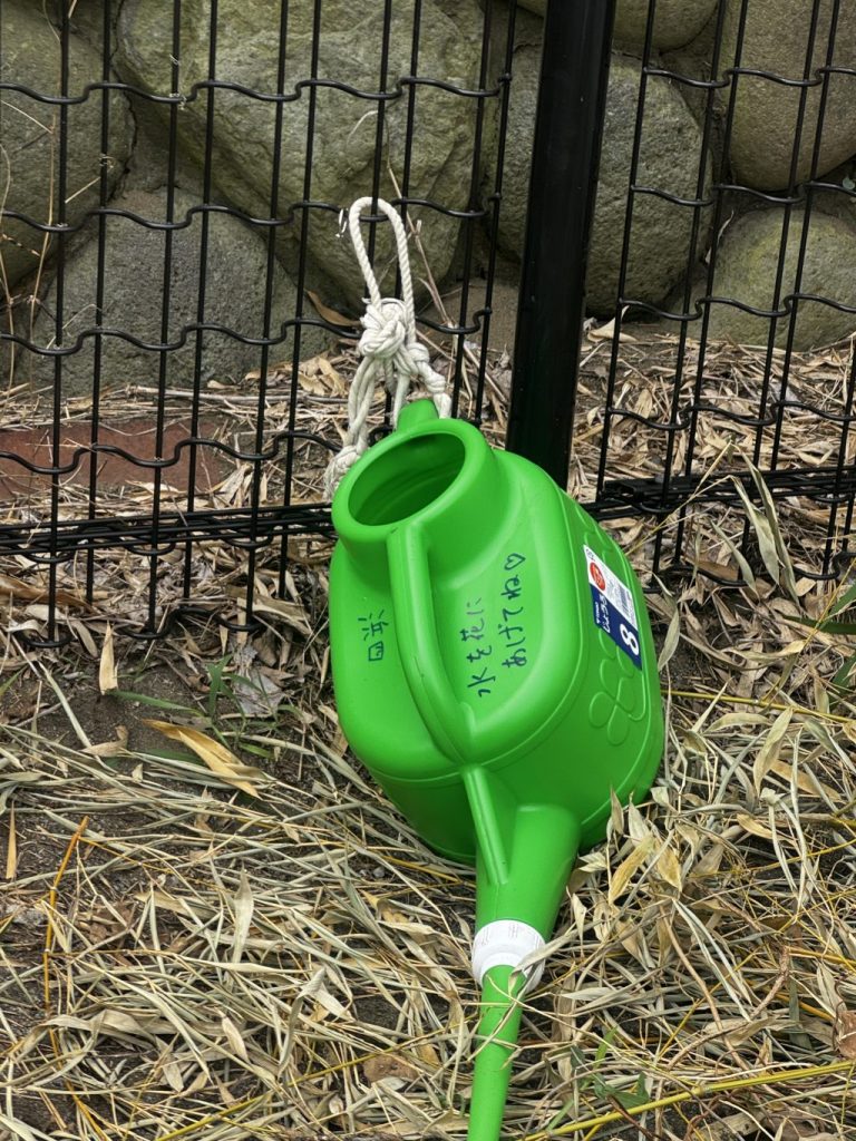 じょうろあります。お花に水をあげてね