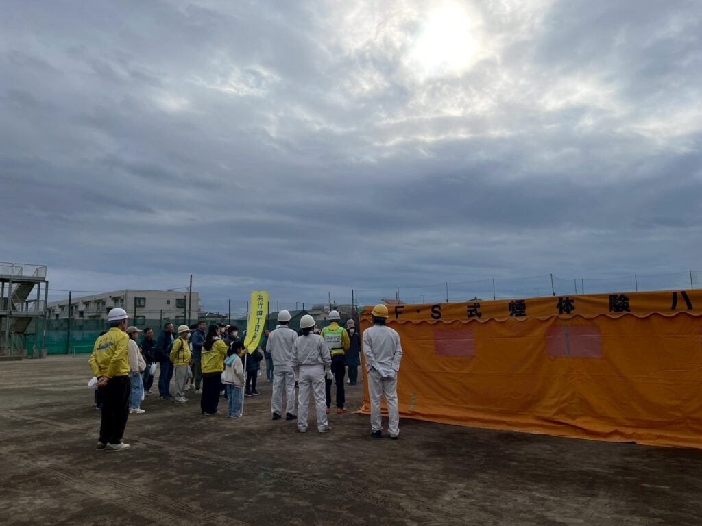 濃煙体験ではどの様に避難したら良いか訓練をしました