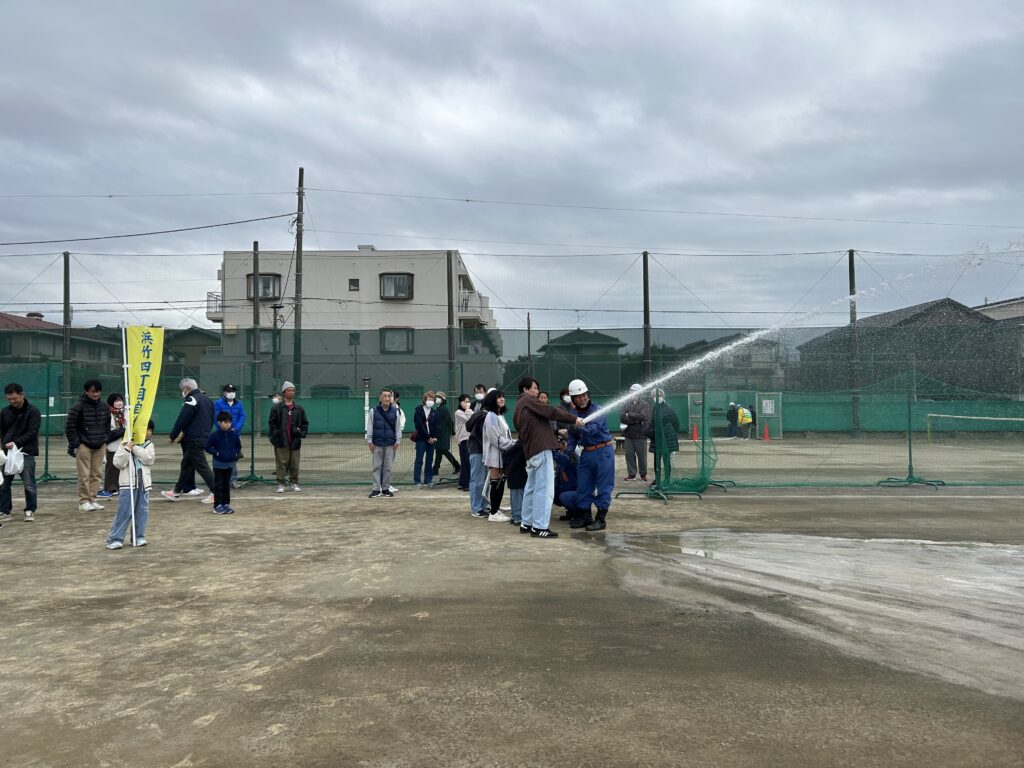 消火用ホースによる消火活動を体験しました