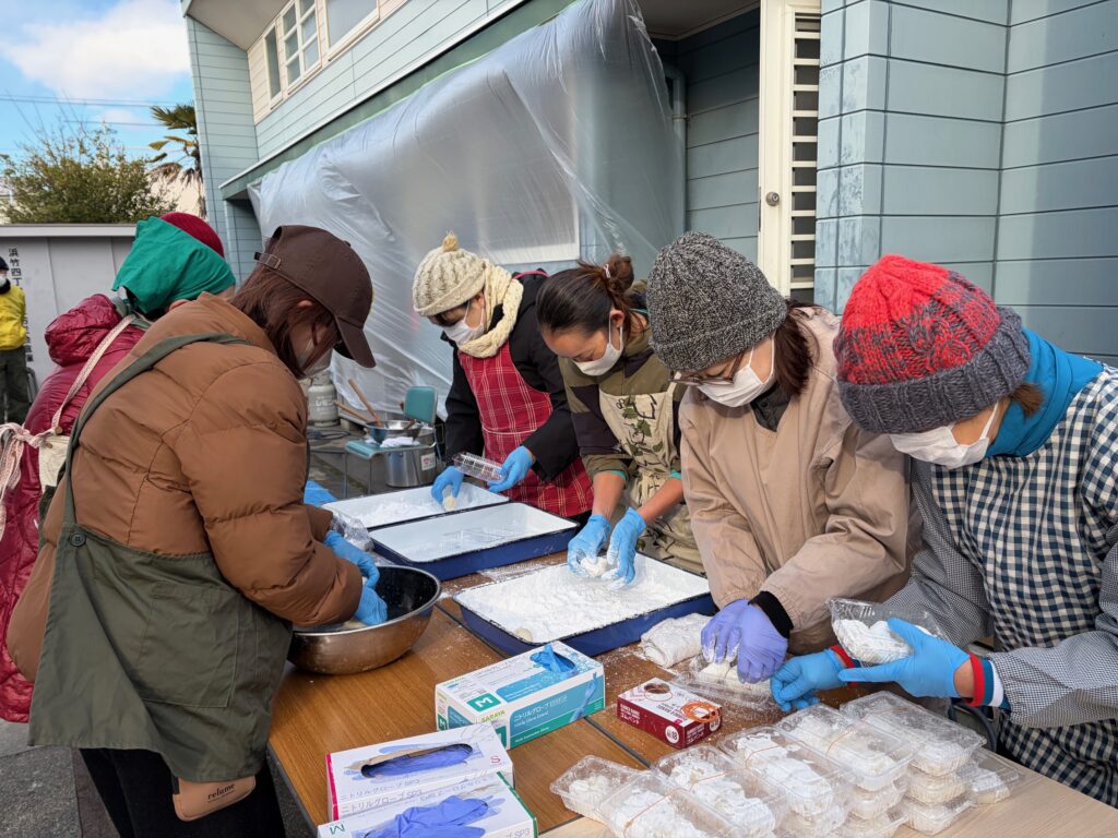 つきたてのお餅はパック詰めにしてお持ち帰りいただきました。