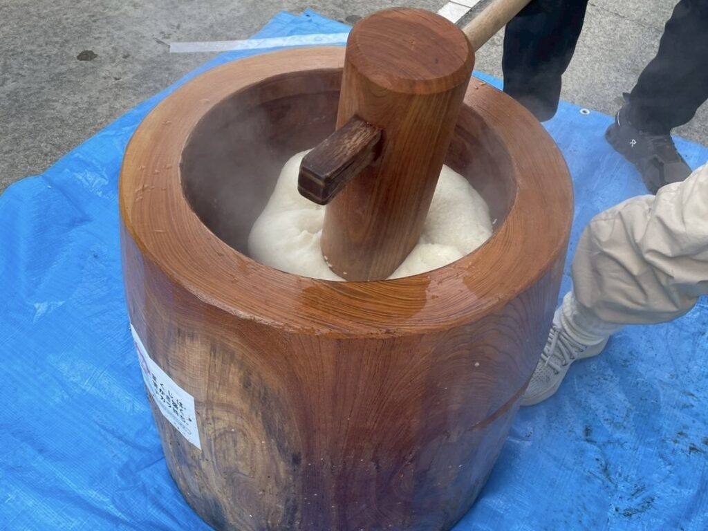 ふわふわのお餅がつきあがりました！