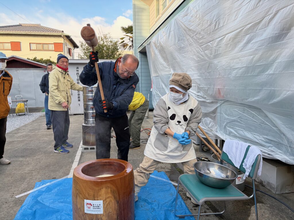 よいしょ！の掛け声で浜四餅つきスタート。