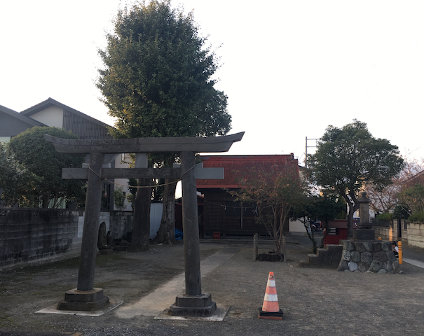 新田八幡神社全景、右側に平太夫さんの供養塔が建っています