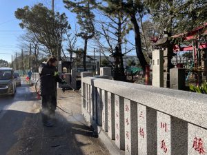 茅ヶ崎市萩園にある三島大神の年末大掃除と境内の掃除風景