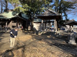 茅ヶ崎市萩園にある三島大神の年末大掃除と境内の掃除風景