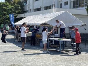 茅ヶ崎市まちぢから協議会鶴嶺地区運動会優勝カップ授与